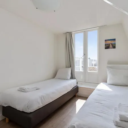 Central Top Floor With Private Balcony - Apt 3