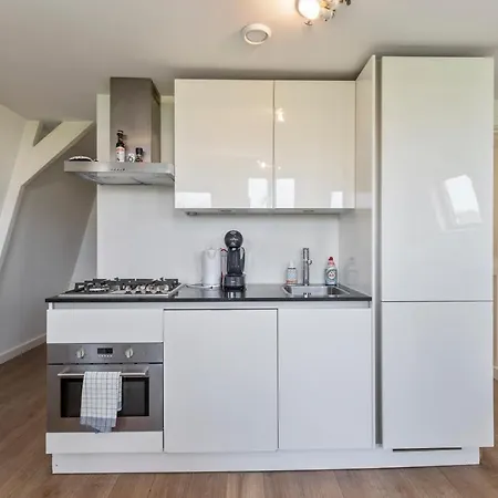Apartment Central Top Floor With Private Balcony - Apt 3