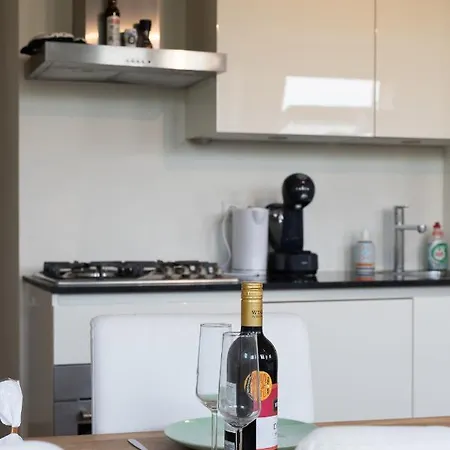 Central Top Floor With Private Balcony - Apt 3