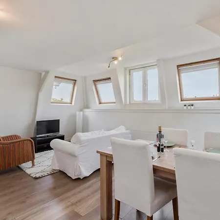 Central Top Floor With Private Balcony - Apt 3 Apartment *